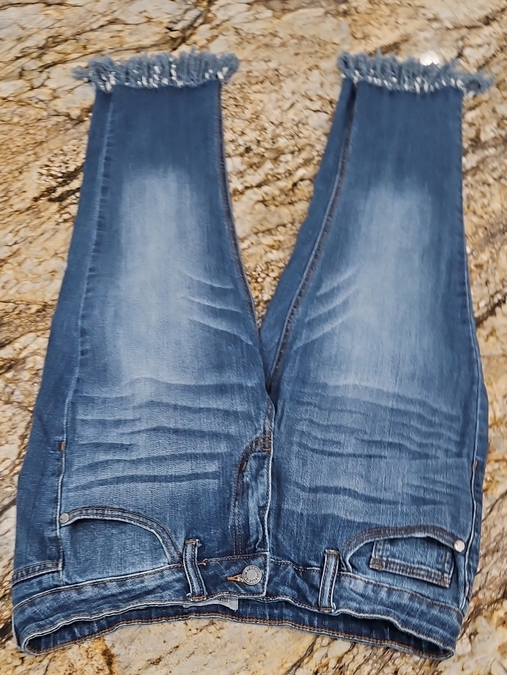 JUDY BLUE Women’s Frayed Hem Cropped Jeans. Size 11/30 Inseam 25" Rise 9"
